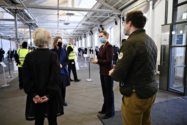 Statsminister Mette Frederiksen (S) og regionsraadsformand Sophie Haestorp Andersen (S) vises rundt af centerleder Lone Munk Andersen og formand for Region Hovedstadens vaccinetaskforce Jonas Bent Egebart og overvaerer generalproeve i vaccinationscenteret i OEksnehallen i Koebenhavn, fredag den 26. februar 2021. I loebet af fredagen forventes fem tusinde koebenhavnere vaccineret i centeret.. , Copenhagen Denmark Copyright: PhilipxDavali PhilipxDavalix cop105 spdk20210226-105650-L