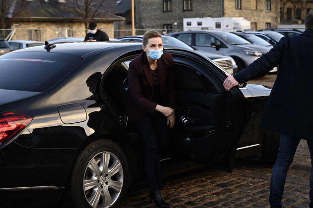 Statsminister Mette Frederiksen (S) ankommer, da hun og regionsraadsformanden vises rundt og overvaerer generalproeve i vaccinationscenteret i OEksnehallen i Koebenhavn, fredag den 26. februar 2021. I loebet af fredagen forventes fem tusinde koebenhavnere vaccineret i centeret.. , Copenhagen Denmark Copyright: PhilipxDavali PhilipxDavalix cop105 spdk20210226-105709-L