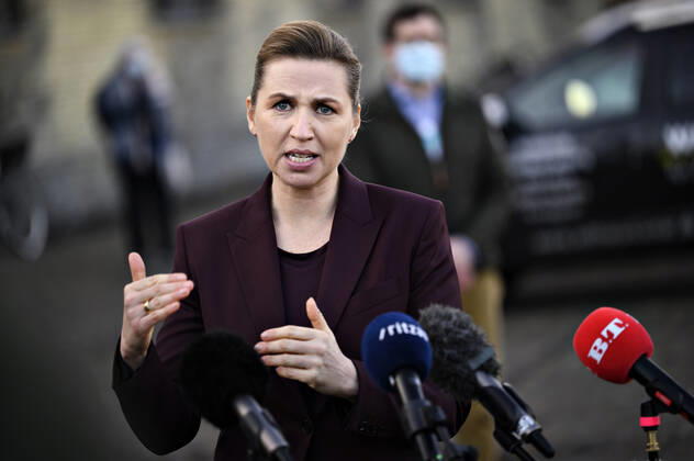 Statsminister Mette Frederiksen (S) holder doorstep efter hun og regionsraadsformanden er blevet vist rundt i vaccinationscenteret i OEksnehallen i Koebenhavn, fredag den 26. februar 2021. I loebet af fredagen forventes fem tusinde koebenhavnere vaccineret i centeret.. , Copenhagen Denmark Copyright: PhilipxDavali PhilipxDavalix COP106 spdk20210226-110043-L