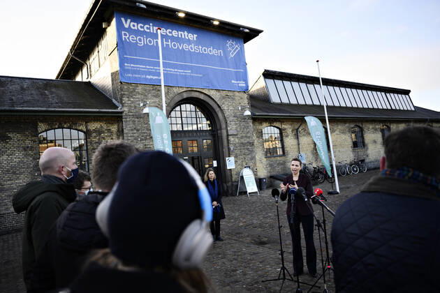 Statsminister Mette Frederiksen (S) og regionsraadsformand Sophie Haestorp Andersen (S), da statsministeren holder doorstep efter de er blevet vist rundti vaccinationscenteret i OEksnehallen i Koebenhavn, fredag den 26. februar 2021. I loebet af fredagen forventes fem tusinde koebenhavnere vaccineret i centeret.. , Copenhagen Denmark Copyright: PhilipxDavali PhilipxDavalix COP106 spdk20210226-110136-L