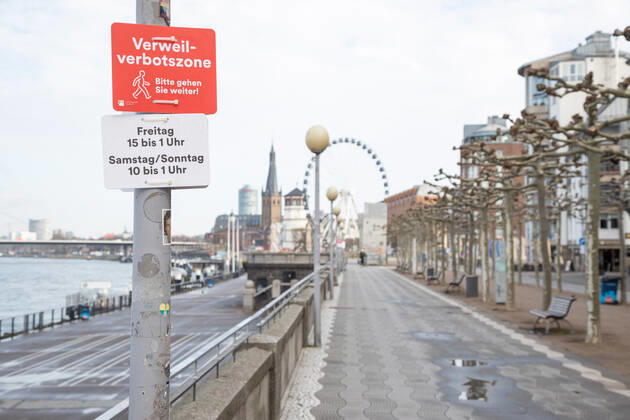Erweiterte Maskenpflicht und Verweilverbot in Duesseldorf, 26.02.2021 ; Erweiterte Maskenpflicht und Verweilverbot in Duesseldorf am 26.02.2021, Duesseldorf. Foto: Kenny Beele Duesseldorf Rheinuferpromenade Duesseldorf Nordrhein Westfalen Germany Copyright: xBEAUTIFULxSPORTS KennyxBeelex