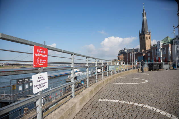 Erweiterte Maskenpflicht und Verweilverbot in Duesseldorf, 26.02.2021 ; Erweiterte Maskenpflicht und Verweilverbot in Duesseldorf am 26.02.2021, Duesseldorf. Foto: Kenny Beele Duesseldorf Rheinuferpromenade Duesseldorf Nordrhein Westfalen Germany Copyright: xBEAUTIFULxSPORTS KennyxBeelex
