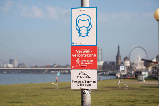 Erweiterte Maskenpflicht und Verweilverbot in Duesseldorf, 26.02.2021 ; Erweiterte Maskenpflicht und Verweilverbot in Duesseldorf am 26.02.2021, Duesseldorf. Foto: Kenny Beele Duesseldorf Rheinuferpromenade Duesseldorf Nordrhein Westfalen Germany Copyright: xBEAUTIFULxSPORTS KennyxBeelex