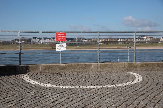 Erweiterte Maskenpflicht und Verweilverbot in Duesseldorf, 26.02.2021 ; Erweiterte Maskenpflicht und Verweilverbot in Duesseldorf am 26.02.2021, Duesseldorf. Foto: Kenny Beele Duesseldorf Rheinuferpromenade Duesseldorf Nordrhein Westfalen Germany Copyright: xBEAUTIFULxSPORTS KennyxBeelex