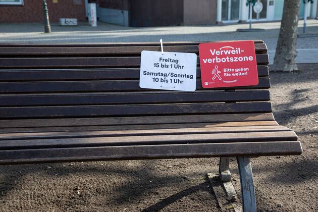 Erweiterte Maskenpflicht und Verweilverbot in Duesseldorf, 26.02.2021 ; Erweiterte Maskenpflicht und Verweilverbot in Duesseldorf am 26.02.2021, Duesseldorf. Foto: Kenny Beele Duesseldorf Rheinuferpromenade Duesseldorf Nordrhein Westfalen Germany Copyright: xBEAUTIFULxSPORTS KennyxBeelex