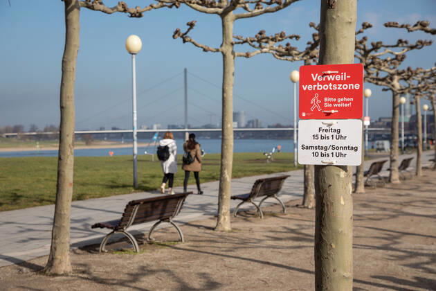 Erweiterte Maskenpflicht und Verweilverbot in Duesseldorf, 26.02.2021 ; Erweiterte Maskenpflicht und Verweilverbot in Duesseldorf am 26.02.2021, Duesseldorf. Foto: Kenny Beele Duesseldorf Rheinuferpromenade Duesseldorf Nordrhein Westfalen Germany Copyright: xBEAUTIFULxSPORTS KennyxBeelex