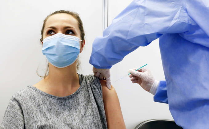 Impfzentrum Schoenefeld Schoenefeld, DEU, 26.02.2021 - Impfung mit Covid19 Biontech Pfizer Impfstoff Comirnaty im Impfzentrums im Terminal 5 des BER Flughafens. Schoenefeld Brandenburg Deutschland