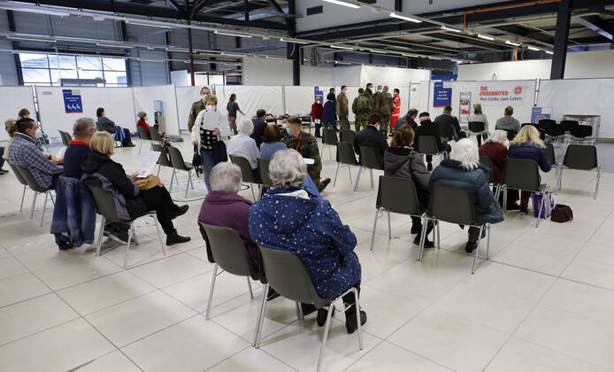 Impfzentrum Schoenefeld Schoenefeld, DEU, 26.02.2021 - Impflinge im Impfzentrums im Terminal 5 des BER Flughafens. Schoenefeld Brandenburg Deutschland