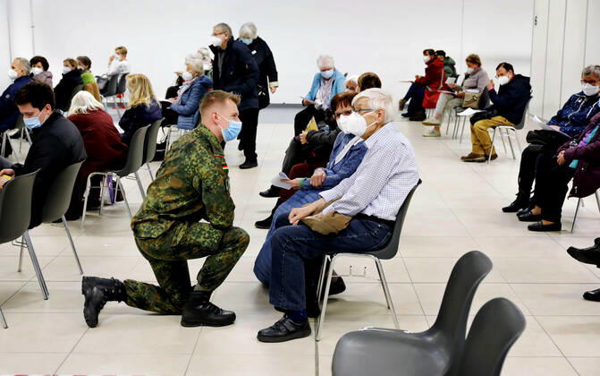Impfzentrum Schoenefeld Schoenefeld, DEU, 26.02.2021 - Impflinge und ein Soldat der Bundeswehr im Impfzentrums im Terminal 5 des BER Flughafens. Schoenefeld Brandenburg Deutschland