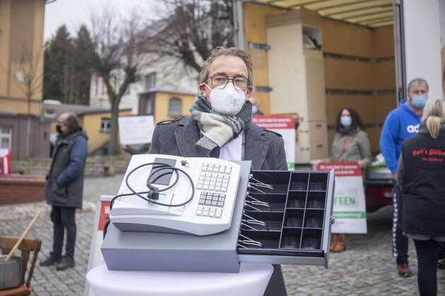 210226 Einzelhandel Der Einzelhandel ist nahezu am Ende. Seit 75 Tagen hat man keinen Cent verdient. Nächste Woche soll es neue politische Entscheidung im Einzelhandel geben. Dazu fand am Freitagvormittag eine spontane, angemeldete Kundgebung auf dem Stollberger Markt statt. Zahlreiche Gaststättenbesitzer und Einzelhändler waren anwesend. Sie zeigten ihren Unmut, hoffen auf ihrer Kundgebung, dass die politischen Träger die Existenznöte sehen. Die Kundgebung verlief ordnungsgemäß mit Abstand und Maske. Bei vielen Einzelhändlern liegen die Nerven blank. Manuela Löner-Lindner hat eine 5-köpfige Familie: Wir als 5 -köpfige Familie leben von nichts. Existenzschwach momentan, schlecht zum Heulen. Wir haben erst eine Immobilie erwo