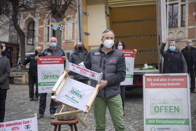 210226 Einzelhandel Der Einzelhandel ist nahezu am Ende. Seit 75 Tagen hat man keinen Cent verdient. Nächste Woche soll es neue politische Entscheidung im Einzelhandel geben. Dazu fand am Freitagvormittag eine spontane, angemeldete Kundgebung auf dem Stollberger Markt statt. Zahlreiche Gaststättenbesitzer und Einzelhändler waren anwesend. Sie zeigten ihren Unmut, hoffen auf ihrer Kundgebung, dass die politischen Träger die Existenznöte sehen. Die Kundgebung verlief ordnungsgemäß mit Abstand und Maske. Bei vielen Einzelhändlern liegen die Nerven blank. Manuela Löner-Lindner hat eine 5-köpfige Familie: Wir als 5 -köpfige Familie leben von nichts. Existenzschwach momentan, schlecht zum Heulen. Wir haben erst eine Immobilie erwo