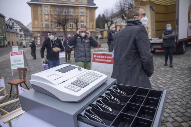 News Themen der Woche KW08 News Bilder des Tages 210226 Einzelhandel Der Einzelhandel ist nahezu am Ende. Seit 75 Tagen hat man keinen Cent verdient. Nächste Woche soll es neue politische Entscheidung im Einzelhandel geben. Dazu fand am Freitagvormittag eine spontane, angemeldete Kundgebung auf dem Stollberger Markt statt. Zahlreiche Gaststättenbesitzer und Einzelhändler waren anwesend. Sie zeigten ihren Unmut, hoffen auf ihrer Kundgebung, dass die politischen Träger die Existenznöte sehen. Die Kundgebung verlief ordnungsgemäß mit Abstand und Maske. Bei vielen Einzelhändlern liegen die Nerven blank. Manuela Löner-Lindner hat eine 5-köpfige Familie: Wir als 5 -köpfige Familie leben von nichts. Existenzschwach momentan, schlecht zum Heulen. Wir haben erst eine Immobilie erwo