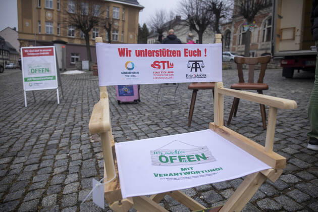 210226 Einzelhandel Der Einzelhandel ist nahezu am Ende. Seit 75 Tagen hat man keinen Cent verdient. Nächste Woche soll es neue politische Entscheidung im Einzelhandel geben. Dazu fand am Freitagvormittag eine spontane, angemeldete Kundgebung auf dem Stollberger Markt statt. Zahlreiche Gaststättenbesitzer und Einzelhändler waren anwesend. Sie zeigten ihren Unmut, hoffen auf ihrer Kundgebung, dass die politischen Träger die Existenznöte sehen. Die Kundgebung verlief ordnungsgemäß mit Abstand und Maske. Bei vielen Einzelhändlern liegen die Nerven blank. Manuela Löner-Lindner hat eine 5-köpfige Familie: Wir als 5 -köpfige Familie leben von nichts. Existenzschwach momentan, schlecht zum Heulen. Wir haben erst eine Immobilie erwo
