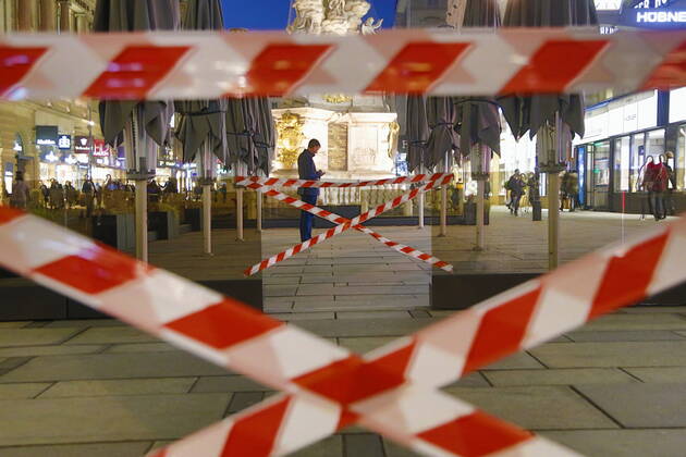 Coronas Stuation in Wien Wien, Innere Stadt, 25.02.2021 Corona-Pandemie, Corona, Corona-Virus, CoV 2, Covid 19, Sars, Virus, Virusinfektion, Pandemie, CoronakriseKrise, Viruserkrankung, Coronavirus, SARS-CoV-2 Gastgarten, Absperrung, Schanigarten, Graben Gastronomie, Gastgewerbe, geschlossen, Wirtschaftskrise, Wirtschaftflaute, Restaurant, Gastronomie, Gasthäuser, Gasthaus, Gaststätte, Bar, geschlossene Lokale, geschlossenes Restaurant, zu Wien Austria