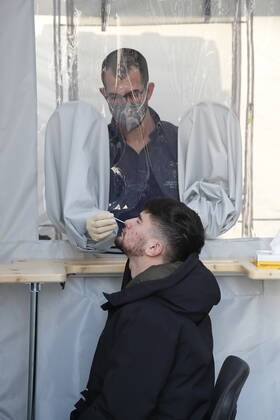 Coronas Stuation in Wien Wien, Innere Stadt, 25.02.2021 Corona-Pandemie, Corona, Corona-Virus, CoV 2, Covid 19, Sars, Virus, Virusinfektion, Pandemie, CoronakriseKrise, Viruserkrankung, Coronavirus, SARS-CoV-2 gratis Coronatestung, Coronatest, Antigen - Test, PCR - Test, Antigen-Test, PCR-Test, Schnelltest, Testzelt Mariahilferstraße , Apotheke Wien Austria
