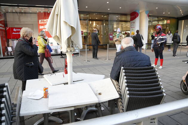 Coronas Stuation in Wien Wien, Innere Stadt, 25.02.2021 Corona-Pandemie, Corona, Corona-Virus, CoV 2, Covid 19, Sars, Virus, Virusinfektion, Pandemie, CoronakriseKrise, Viruserkrankung, Coronavirus, SARS-CoV-2 Straßenalltag Maskenpflicht, FFP - Maske, FFP2 - Maske, Mund - Nasenschutzmasken, Atemschutzmaske, Atemmaske, Gesichtsmaske, Mund-Nasen-Masken, Schutzmaske, MNS, Mund-Nasen-Schutz, Einwegmasken, Einwegmaske, Papiermasken, Corona-Mundschutz, Maskentragen, Maske Wien Austria