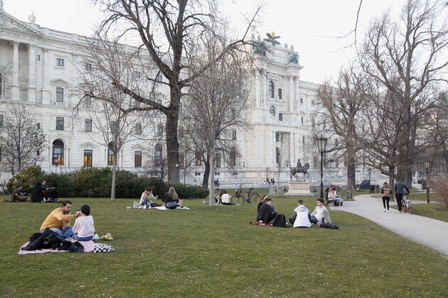 Coronas Stuation in Wien Wien, Innere Stadt, 25.02.2021 Corona-Pandemie, Corona, Corona-Virus, CoV 2, Covid 19, Sars, Virus, Virusinfektion, Pandemie, CoronakriseKrise, Viruserkrankung, Coronavirus, SARS-CoV-2 Menschen sitzen im Rasen, Burggarten, Frühling Wien Austria