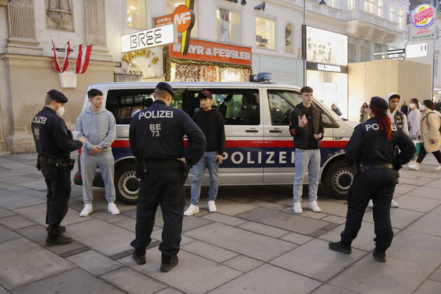 Coronas Stuation in Wien Wien, Innere Stadt, 25.02.2021 Corona-Pandemie, Corona, Corona-Virus, CoV 2, Covid 19, Sars, Virus, Virusinfektion, Pandemie, CoronakriseKrise, Viruserkrankung, Coronavirus, SARS-CoV-2 Polizei, Anhaltung, Kärntnerstraße, Peronalien aufnehmen, Polizeieinsatz Wien Austria