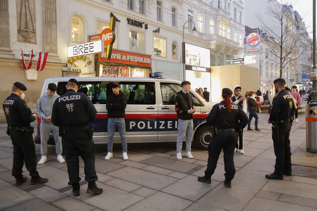 Coronas Stuation in Wien Wien, Innere Stadt, 25.02.2021 Corona-Pandemie, Corona, Corona-Virus, CoV 2, Covid 19, Sars, Virus, Virusinfektion, Pandemie, CoronakriseKrise, Viruserkrankung, Coronavirus, SARS-CoV-2 Polizei, Anhaltung, Kärntnerstraße, Peronalien aufnehmen, Polizeieinsatz Wien Austria