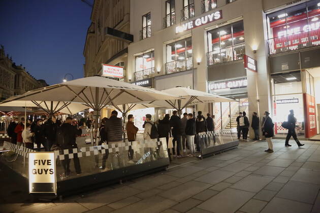 Coronas Stuation in Wien Wien, Innere Stadt, 25.02.2021 Corona-Pandemie, Corona, Corona-Virus, CoV 2, Covid 19, Sars, Virus, Virusinfektion, Pandemie, CoronakriseKrise, Viruserkrankung, Coronavirus, SARS-CoV-2 Menschenschlange vor FIVE GUYS Shop am Graben Take Away, Selbstabholung, Abholen Wien Austria