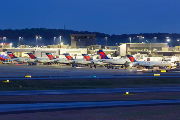 Atlanta, Vereinigte Staaten - 2 April 2019: Ein Boeing 717-200 Flugzeug der Delta Air Lines mit dem Kennzeichen N954AT auf dem Flughafen Atlanta (ATL) in den Vereinigten Staaten