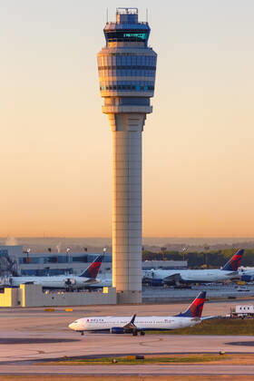 Atlanta, Vereinigte Staaten - 3 April 2019: Ein Boeing 737-900ER Flugzeug der Delta Air Lines mit dem Kennzeichen N852DN vom Flughafen Atlanta (ATL) in den Vereinigten Staaten