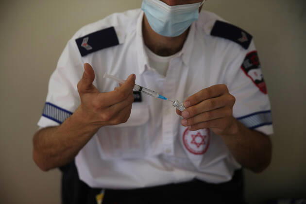 (210226) -- JERUSALEM, Feb. 26, 2021 -- A medical worker prepares for the COVID-19 vaccine in a mobile clinic in Jerusalem, on Feb. 26, 2021. (Photo by Xinhua) MIDEAST-JERUSALEM-COVID-19-VACCINATION MuammarxAwad 