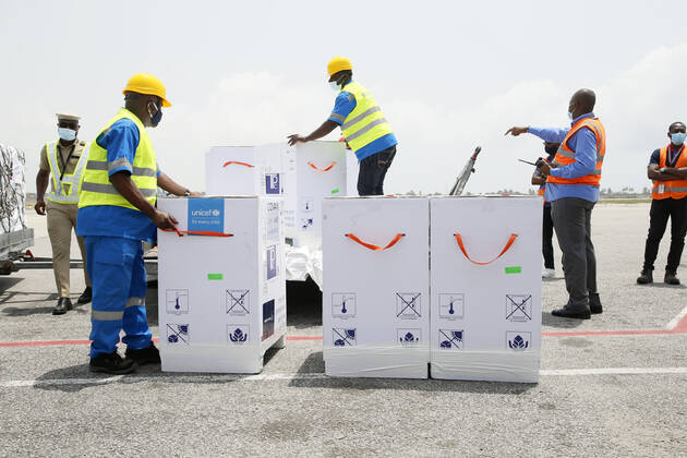 (210227) -- ABIDJAN, Feb. 27, 2021 -- Workers transfer boxes of COVID-19 vaccines arrived at Abidjan International Airport in Abidjan, Cote d Ivoire, Feb. 26, 2021. Cote d Ivoire on Friday received 504,000 doses of COVID-19 vaccine from the vaccine-sharing COVAX initiative, according to the country s Ministry of Health and Public Hygiene. The vaccine is produced by the pharmaceutical group AstraZeneca and will be administered in two doses in accordance with World Health Organization (WHO) recommendations. Cote d Ivoire is the second African country after Ghana to receive COVID-19 vaccines under the WHO-backed COVAX mechanism. (Photo by Yvan Sonh Xinhua) COTE D IVOIRE-ABIDJAN-COVID-19 VACCINE-COVAX YixWan¡¤song 