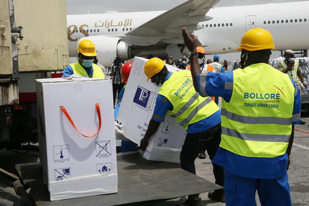 (210227) -- ABIDJAN, Feb. 27, 2021 -- Workers transfer boxes of COVID-19 vaccines arrived at Abidjan International Airport in Abidjan, Cote d Ivoire, Feb. 26, 2021. Cote d Ivoire on Friday received 504,000 doses of COVID-19 vaccine from the vaccine-sharing COVAX initiative, according to the country s Ministry of Health and Public Hygiene. The vaccine is produced by the pharmaceutical group AstraZeneca and will be administered in two doses in accordance with World Health Organization (WHO) recommendations. Cote d Ivoire is the second African country after Ghana to receive COVID-19 vaccines under the WHO-backed COVAX mechanism. (Photo by Yvan Sonh Xinhua) COTE D IVOIRE-ABIDJAN-COVID-19 VACCINE-COVAX YixWan¡¤song 
