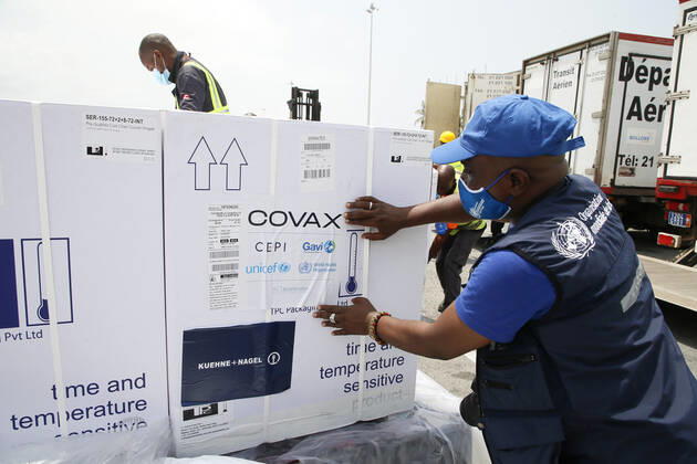 News Bilder des Tages (210227) -- ABIDJAN, Feb. 27, 2021 -- Workers transfer boxes of COVID-19 vaccines arrived at Abidjan International Airport in Abidjan, Cote d Ivoire, Feb. 26, 2021. Cote d Ivoire on Friday received 504,000 doses of COVID-19 vaccine from the vaccine-sharing COVAX initiative, according to the country s Ministry of Health and Public Hygiene. The vaccine is produced by the pharmaceutical group AstraZeneca and will be administered in two doses in accordance with World Health Organization (WHO) recommendations. Cote d Ivoire is the second African country after Ghana to receive COVID-19 vaccines under the WHO-backed COVAX mechanism. (Photo by Yvan Sonh Xinhua) COTE D IVOIRE-ABIDJAN-COVID-19 VACCINE-COVAX YixWan¡¤song 