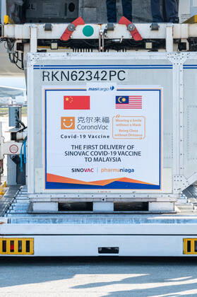 (210227) -- KUALA LUMPUR, Feb. 27, 2021 -- The first batch of COVID-19 vaccines made by the Chinese biopharmaceutical company Sinovac Biotech is unloaded upon its arrival at the Kuala Lumpur International Airport in Sepang, Malaysia, Feb. 27, 2021. The first batch of COVID-19 vaccines made by the Chinese biopharmaceutical company Sinovac Biotech arrived in Malaysia on Saturday, boosting the country s capability in the fight against the pandemic. ) MALAYSIA-COVID-19-CHINA-VACCINES-ARRIVAL ZhuxWei 