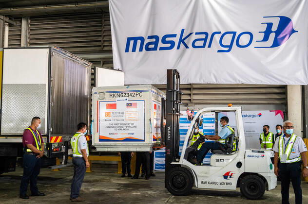 (210227) -- KUALA LUMPUR, Feb. 27, 2021 -- The first batch of COVID-19 vaccines made by the Chinese biopharmaceutical company Sinovac Biotech is loaded onto a truck at the Kuala Lumpur International Airport in Sepang, Malaysia, Feb. 27, 2021. The first batch of COVID-19 vaccines made by the Chinese biopharmaceutical company Sinovac Biotech arrived in Malaysia on Saturday, boosting the country s capability in the fight against the pandemic. ) MALAYSIA-COVID-19-CHINA-VACCINES-ARRIVAL ZhuxWei 