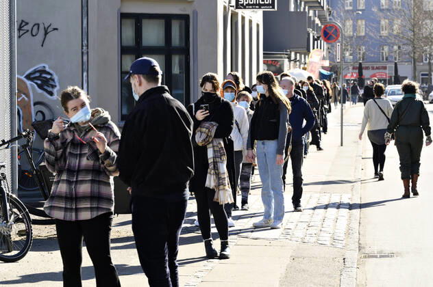 Lang koe ved midlertidigt COVID-19 testcenter paa Next NEXT Uddannelse Koebenhavn paa Frederiksborgvej i Koebenhavns Nordvest kvarter loerdag den 27. februar 2021. Efter et smitteudbrud af den sydafrikanske variant af coronavirus har myndighederne i de seneste dage stemt doerklokker i omkring 700 hjem og opfordret til at folk lade sig teste.. , Copenhagen Denmark Copyright: PhilipxDavali PhilipxDavalix COP106 spdk20210227-135411-L