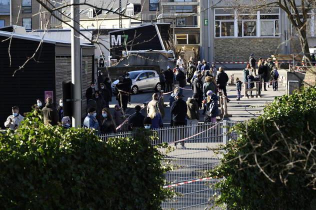 Lang koe ved midlertidigt COVID-19 testcenter paa Next NEXT Uddannelse Koebenhavn paa Frederiksborgvej i Koebenhavns Nordvest kvarter loerdag den 27. februar 2021. Efter et smitteudbrud af den sydafrikanske variant af coronavirus har myndighederne i de seneste dage stemt doerklokker i omkring 700 hjem og opfordret til at folk lade sig teste.. , Copenhagen Denmark Copyright: PhilipxDavali PhilipxDavalix COP106 spdk20210227-135426-L