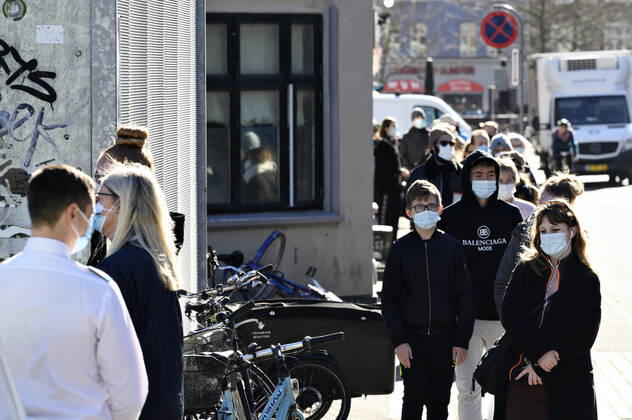 Lang koe ved midlertidigt COVID-19 testcenter paa Next NEXT Uddannelse Koebenhavn paa Frederiksborgvej i Koebenhavns Nordvest kvarter loerdag den 27. februar 2021. Efter et smitteudbrud af den sydafrikanske variant af coronavirus har myndighederne i de seneste dage stemt doerklokker i omkring 700 hjem og opfordret til at folk lade sig teste.. , Copenhagen Denmark Copyright: PhilipxDavali PhilipxDavalix COP106 spdk20210227-135434-L