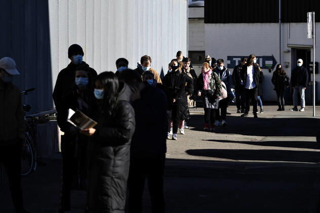 Lang koe ved midlertidigt COVID-19 testcenter paa Next NEXT Uddannelse Koebenhavn paa Frederiksborgvej i Koebenhavns Nordvest kvarter loerdag den 27. februar 2021. Efter et smitteudbrud af den sydafrikanske variant af coronavirus har myndighederne i de seneste dage stemt doerklokker i omkring 700 hjem og opfordret til at folk lade sig teste.. , Copenhagen Denmark Copyright: PhilipxDavali PhilipxDavalix COP106 spdk20210227-135442-L