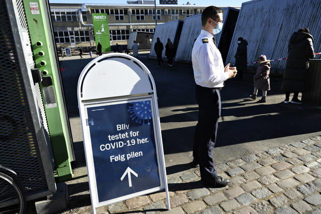 Lang koe ved midlertidigt COVID-19 testcenter paa Next NEXT Uddannelse Koebenhavn paa Frederiksborgvej i Koebenhavns Nordvest kvarter loerdag den 27. februar 2021. Efter et smitteudbrud af den sydafrikanske variant af coronavirus har myndighederne i de seneste dage stemt doerklokker i omkring 700 hjem og opfordret til at folk lade sig teste.. , Copenhagen Denmark Copyright: PhilipxDavali PhilipxDavalix COP106 spdk20210227-135535-L