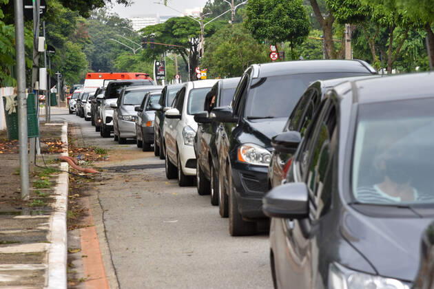 SÃO PAULO, SP - 27.02.2021: VACINAÇÃO CONTRA COVID19 SP - Vaccination of elderly people between 80 and 84 years against Covid-19, (Coronavirus) at the drive thru station of Anhembi, this Saturday (27). The City of São Paulo anticipated the vaccination of elderly people between 80 and 84 years of age in drive thru and AMAS posts in the capital. In the photo row of cars waiting to enter the place. x2036716x  RobertoxCasimiro