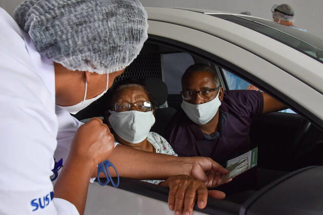 SÃO PAULO, SP - 27.02.2021: VACINAÇÃO CONTRA COVID19 SP - Vaccination of elderly people between 80 and 84 years against Covid-19, (Coronavirus) at the drive thru station of Anhembi, this Saturday (27). The City of São Paulo anticipated the vaccination of elderly people between 80 and 84 years of age in drive thru and AMAS posts in the capital. In the photo Dona Yolanda, who arrived with her companion in line at 5:15 in the morning. x2036721x  RobertoxCasimiro
