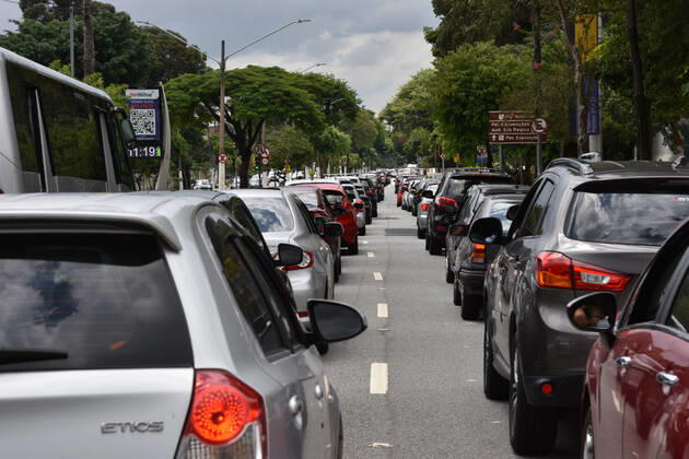 SÃO PAULO, SP - 27.02.2021: VACINAÇÃO CONTRA COVID19 SP - Vaccination of elderly people between 80 and 84 years against Covid-19, (Coronavirus) at the drive thru station of Anhembi, this Saturday (27). The City of São Paulo anticipated the vaccination of elderly people between 80 and 84 years of age in drive thru and AMAS posts in the capital. In the photo row of cars awaiting entry to the vaccination site. x2036764x RobertoxCasimiro