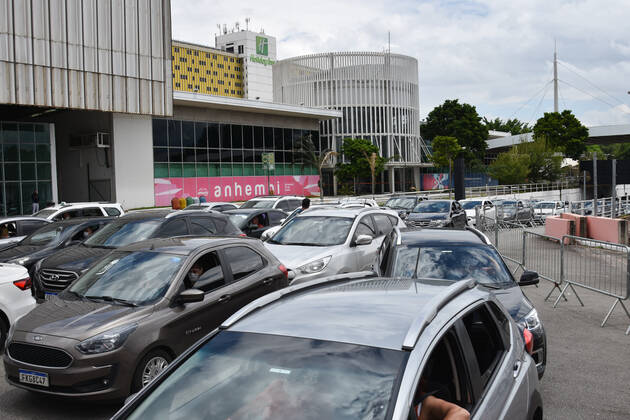 SÃO PAULO, SP - 27.02.2021: VACINAÇÃO CONTRA COVID19 SP - Vaccination of elderly people between 80 and 84 years against Covid-19, (Coronavirus) at the drive thru station of Anhembi, this Saturday (27). The City of São Paulo anticipated the vaccination of elderly people between 80 and 84 years of age in drive thru and AMAS posts in the capital. In the photo row of cars awaiting entry to the vaccination site. x2036819x RobertoxCasimiro
