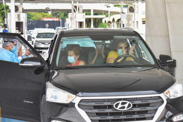 SÃO PAULO, SP - 27.02.2021: VACINAÇÃO CONTRA COVID19 SP - Vaccination of elderly people between 80 and 84 years against Covid-19, (Coronavirus) at the drive thru station of Anhembi, this Saturday (27). The City of São Paulo anticipated the vaccination of elderly people between 80 and 84 years of age in drive thru and AMAS posts in the capital. In the photo, the family celebrates after the elderly woman is vaccinated. x2036824x RobertoxCasimiro