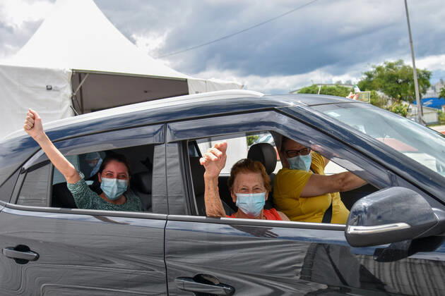 SÃO PAULO, SP - 27.02.2021: VACINAÇÃO CONTRA COVID19 SP - Vaccination of elderly people between 80 and 84 years against Covid-19, (Coronavirus) at the drive thru station of Anhembi, this Saturday (27). The City of São Paulo anticipated the vaccination of elderly people between 80 and 84 years of age in drive thru and AMAS posts in the capital. In the photo, the family celebrates after the elderly woman is vaccinated. x2036825x RobertoxCasimiro