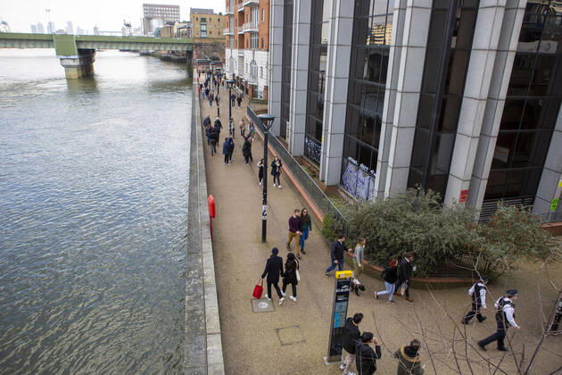 February 27, 2021, London, United Kingdom: People walk along the river bank on a sunny day amid covid19 pandemic in London..The UK has reported another 345 coronavirus deaths and 8,523 new cases, while more than 19 million people have received their first vaccine dose. London United Kingdom - ZUMAs197 20210227_zaa_s197_142 Copyright: xPietroxRecchiax