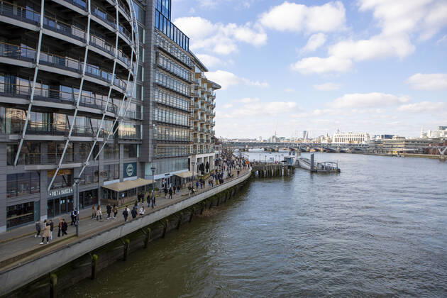 February 27, 2021, London, United Kingdom: People walk along the river bank on a sunny day amid covid19 pandemic in London..The UK has reported another 345 coronavirus deaths and 8,523 new cases, while more than 19 million people have received their first vaccine dose. London United Kingdom - ZUMAs197 20210227_zaa_s197_144 Copyright: xPietroxRecchiax