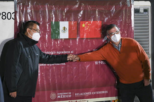News Bilder des Tages (210228) -- MEXICO CITY, Feb. 28, 2021 -- Mexican Foreign Minister Marcelo Ebrard (R) and Chinese Ambassador to Mexico Zhu Qingqiao pose for a photo in front of a temperature-controlled cargo container with COVID-19 vaccines from Chinese company Sinovac at Mexico International Airport in Mexico City, Mexico, Feb. 27, 2021. The second shipment of COVID-19 vaccines from Chinese company Sinovac arrived in Mexico City on Saturday. ) MEXICO-MEXICO CITY-CHINA-SINOVAC-VACCINE-ARRIVAL XinxYuewei 