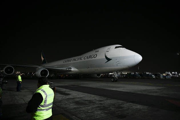 (210228) -- MEXICO CITY, Feb. 28, 2021 -- A plane loaded with COVID-19 vaccines from Chinese company Sinovac arrives at Mexico International Airport in Mexico City, Mexico, Feb. 27, 2021. The second shipment of COVID-19 vaccines from Chinese company Sinovac arrived in Mexico City on Saturday. ) MEXICO-MEXICO CITY-CHINA-SINOVAC-VACCINE-ARRIVAL XinxYuewei 