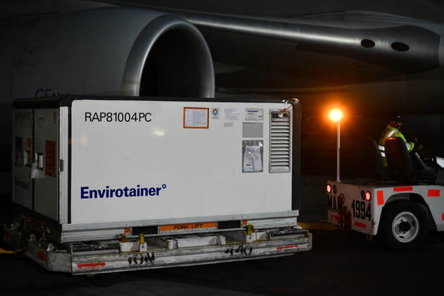 (210228) -- MEXICO CITY, Feb. 28, 2021 -- A staff member transfers a temperature-controlled cargo container with COVID-19 vaccines from Chinese company Sinovac at Mexico International Airport in Mexico City, Mexico, Feb. 27, 2021. The second shipment of COVID-19 vaccines from Chinese company Sinovac arrived in Mexico City on Saturday. ) MEXICO-MEXICO CITY-CHINA-SINOVAC-VACCINE-ARRIVAL XinxYuewei 