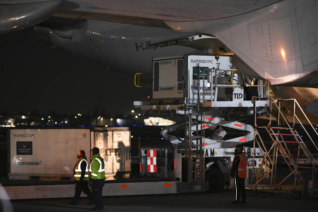 (210228) -- MEXICO CITY, Feb. 28, 2021 -- Staff members unload temperature-controlled cargo containers with COVID-19 vaccines from Chinese company Sinovac at Mexico International Airport in Mexico City, Mexico, Feb. 27, 2021. The second shipment of COVID-19 vaccines from Chinese company Sinovac arrived in Mexico City on Saturday. ) MEXICO-MEXICO CITY-CHINA-SINOVAC-VACCINE-ARRIVAL XinxYuewei