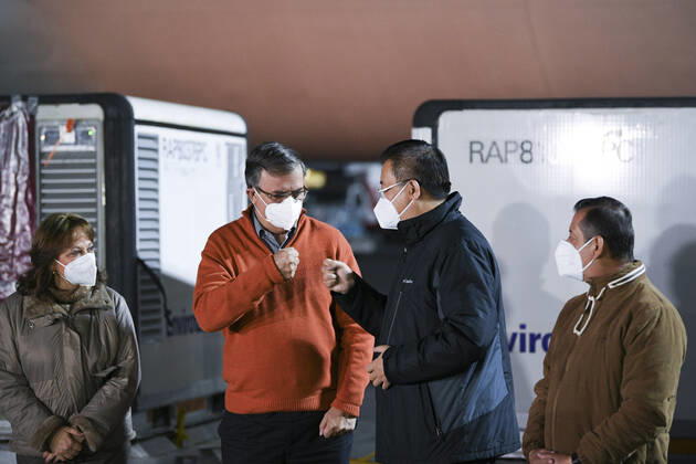 (210228) -- MEXICO CITY, Feb. 28, 2021 -- Mexican Foreign Minister Marcelo Ebrard (2nd L) and Chinese Ambassador to Mexico Zhu Qingqiao (2nd R) greet each other at Mexico International Airport in Mexico City, Mexico, Feb. 27, 2021. The second shipment of COVID-19 vaccines from Chinese company Sinovac arrived in Mexico City on Saturday. ) MEXICO-MEXICO CITY-CHINA-SINOVAC-VACCINE-ARRIVAL XinxYuewei 